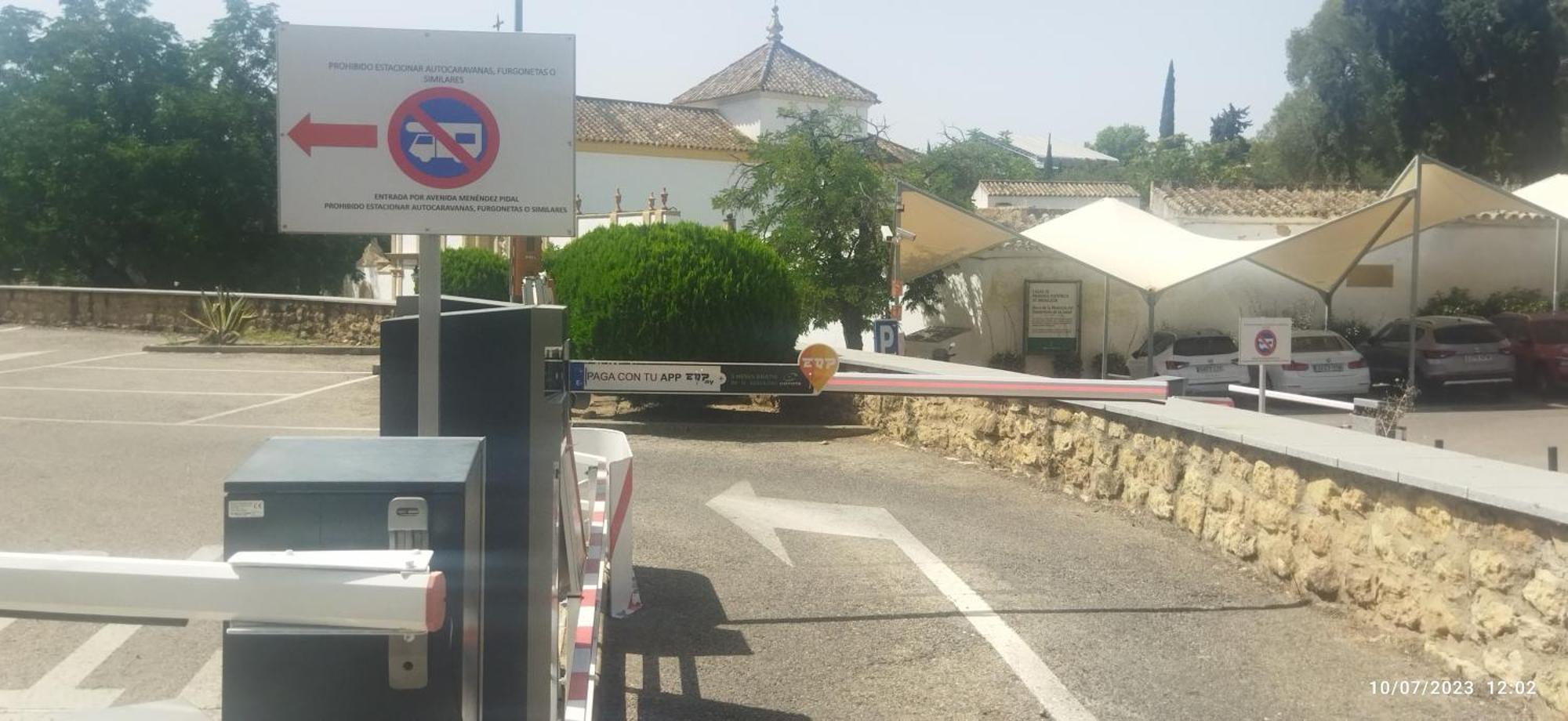 Puerta Sevilla Parking Gratis Cordoba Luaran gambar